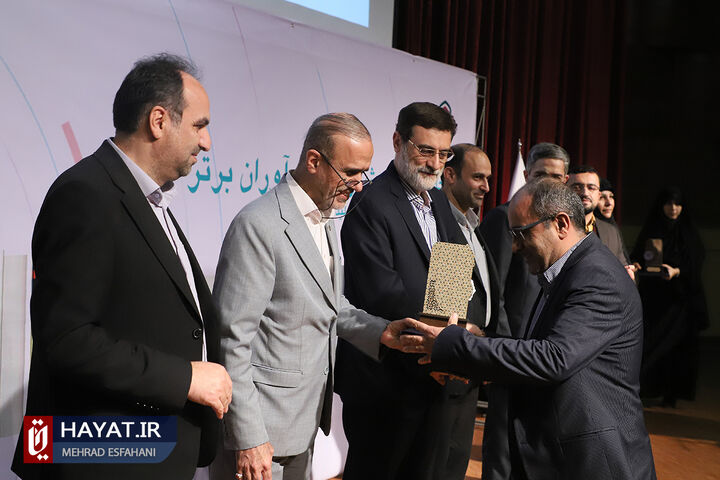 آئین تجلیل از پژوهشگران و فنآوران برتر