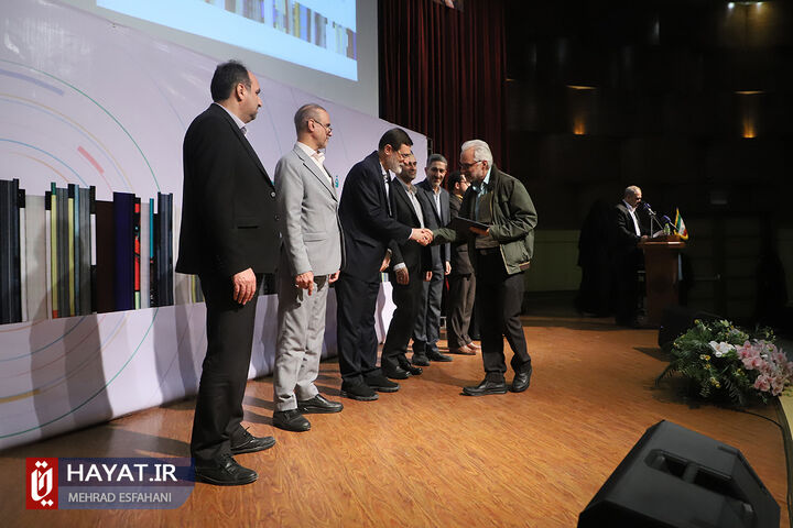 آئین تجلیل از پژوهشگران و فنآوران برتر