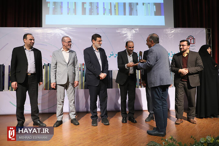 آئین تجلیل از پژوهشگران و فنآوران برتر