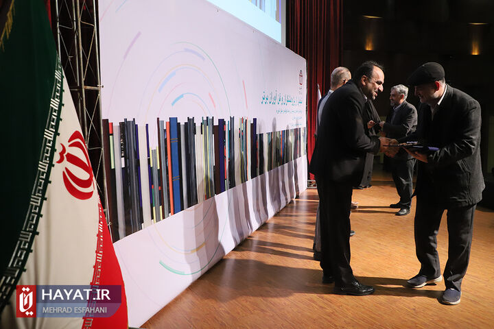 آئین تجلیل از پژوهشگران و فنآوران برتر