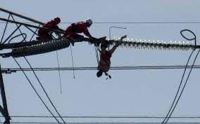 سقوط از دکل برق جان یک نفر را در شازند گرفت سقوط از دکل برق جان یک نفر را در شازند گرفت