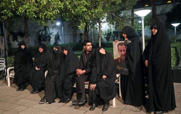 گفتوگوی رهبر انقلاب با خانواده شهید سید رضی گفتوگوی رهبر انقلاب با خانواده شهید سید رضی