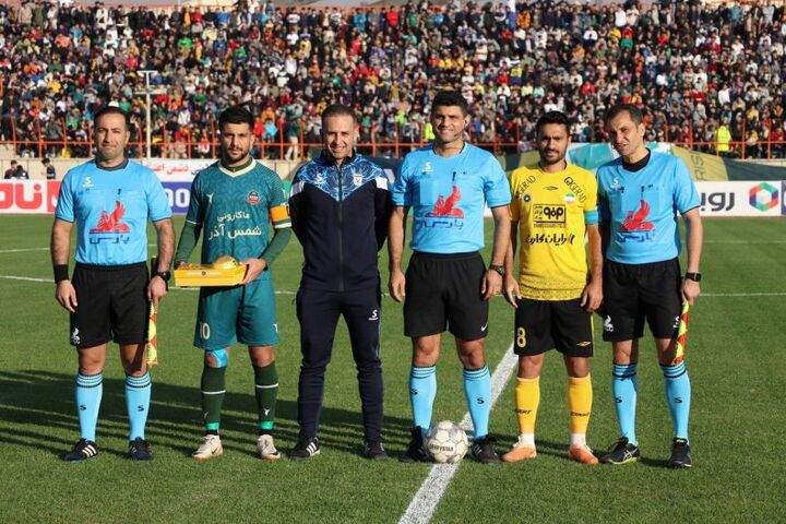 توقف عجیب در جریان بازی شمس آذر - سپاهان توقف عجیب در جریان بازی شمس آذر - سپاهان