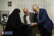 تصاویر/ حضور معاون پارلمانی رئیس جمهور در منزل خانواده شهیدان شکرابی به مناسب روز مادر