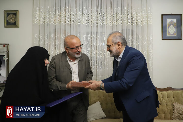 دیدار معاون پارلمانی رئیس جمهور با خانواده شهیدان شکرآبی