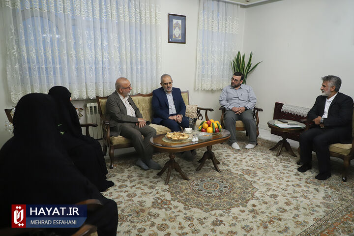 تقدیر معاون پارلمانی رئیس جمهور از مادر شهیدان شکرابی تقدیر معاون پارلمانی رئیس جمهور از مادر شهیدان شکرابی