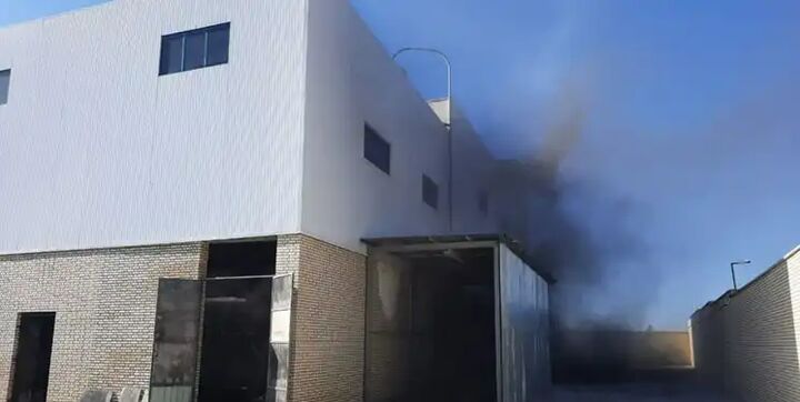 اطفاء حریق در کارخانه ریسندگی و بافندگی نجفآباد اطفاء حریق در کارخانه ریسندگی و بافندگی نجفآباد