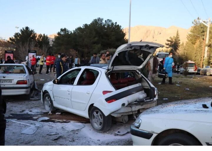 رئیس بنیاد شهید برای عیادت از مجروحان حادثه تروریستی و همدردی با خانواده شهدا این حادثه به نمایندگی از طرف رئیس جمهور وارد کرمان شد رئیس بنیاد شهید برای عیادت از مجروحان حادثه تروریستی و همدردی با خانواده شهدا این حادثه به نمایندگی از طرف رئیس جمهور وارد کرمان شد