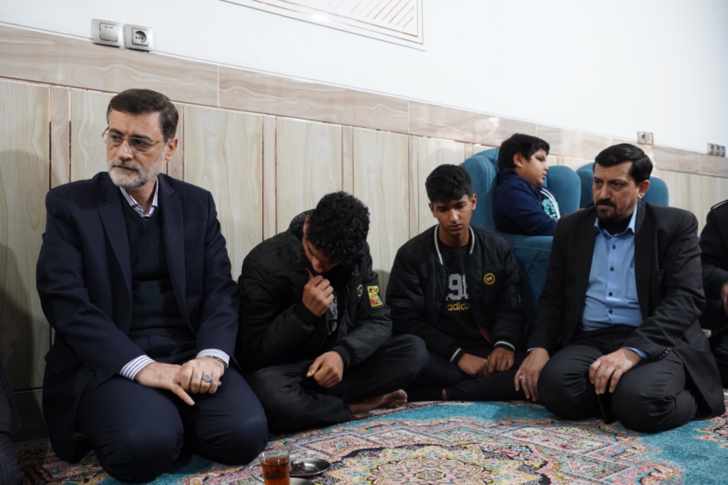 حضور قاضی زاده هاشمی به نمایندگی از رییس جمهور در منزل شهدای تروریستی کرمان برای عرض تسلیت