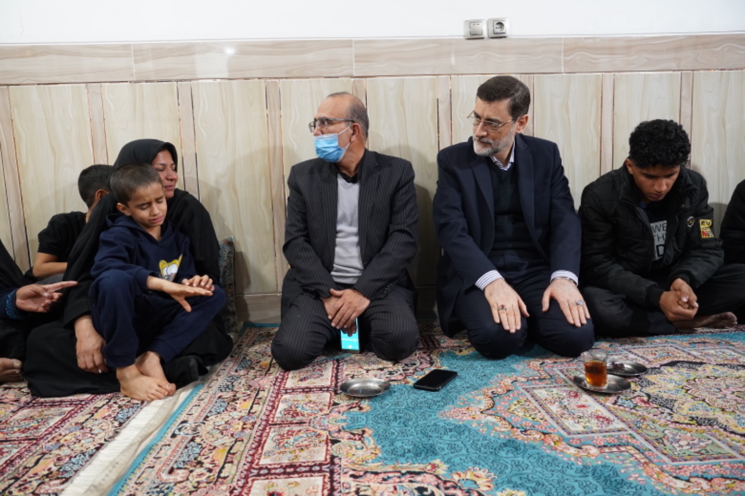 حضور قاضی زاده هاشمی به نمایندگی از رییس جمهور در منزل شهدای تروریستی کرمان برای عرض تسلیت