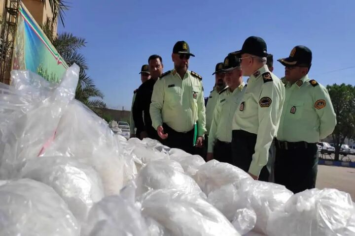 دستگیری قاچاقچی ۱۸۰ کیلوگرمی شیشه در باغ ویلا دستگیری قاچاقچی ۱۸۰ کیلوگرمی شیشه در باغ ویلا
