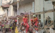 فوت و مصدومیت سه نفر بر اثر ریزش ساختمان در شهرک ولیعصر + عکس