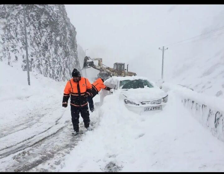 جاده کرج - چالوس و آزادراه تهران - شمال مسدود است  جاده کرج - چالوس و آزادراه تهران - شمال مسدود است