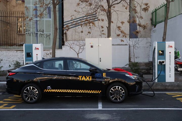 تاکسیهای برقی جدید تهران رونمایی شد تاکسیهای برقی جدید تهران رونمایی شد