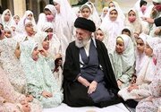 روایت دیدار دختر شهید عبدالمهدی کاظمی با امام خامنه‌ای/ "آقا مثل بابا بود"