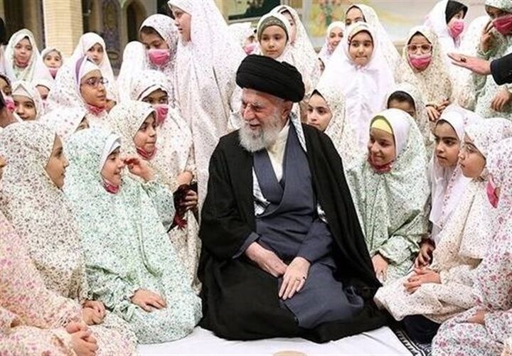 روایت دیدار دختر شهید عبدالمهدی کاظمی با امام خامنه‌ای/ "آقا مثل بابا بود"