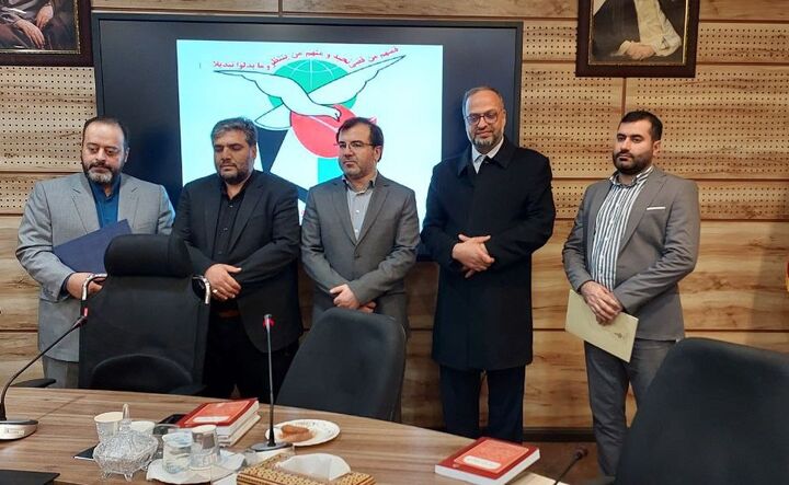 مراسم معارفه مدیرکل جدید حقوقی بنیاد شهید برگزار شد/ اهدای حکم انتصاب توسط پدر دختر کاپشن صورتی مراسم معارفه مدیرکل جدید حقوقی بنیاد شهید برگزار شد/ اهدای حکم انتصاب توسط پدر دختر کاپشن صورتی