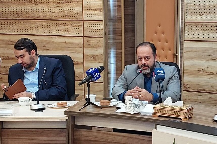 مراسم معارفه مدیرکل جدید حقوقی بنیاد شهید برگزار شد/ اهدای حکم انتصاب توسط پدر دختر کاپشن صورتی