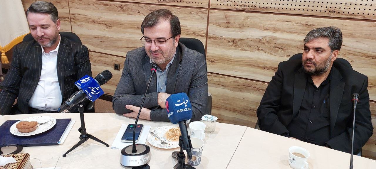 مراسم معارفه مدیرکل جدید حقوقی بنیاد شهید برگزار شد/ اهدای حکم انتصاب توسط پدر دختر کاپشن صورتی