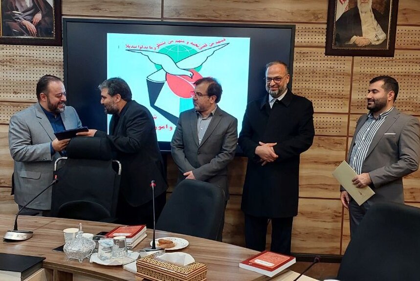 مراسم معارفه مدیرکل جدید حقوقی بنیاد شهید برگزار شد/ اهدای حکم انتصاب توسط پدر دختر کاپشن صورتی