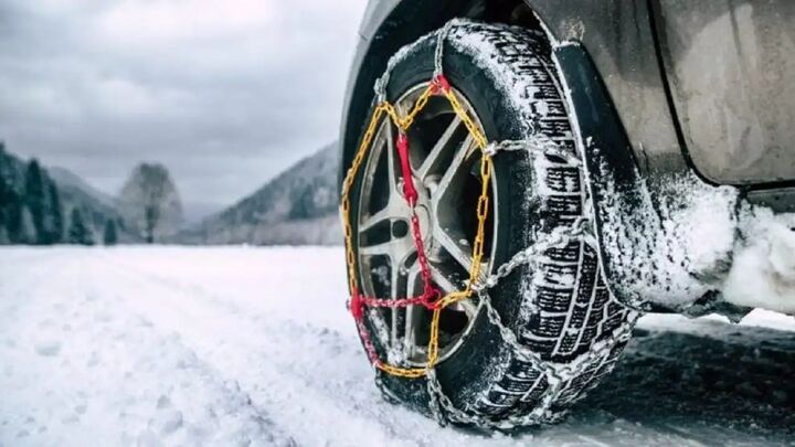 همراه داشتن زنجیر چرخ در جادههای کوهستانی الزامی است همراه داشتن زنجیر چرخ در جادههای کوهستانی الزامی است