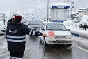 برخورد پلیس با رانندگان بدون زنجیر چرخ در محورهای کوهستانی