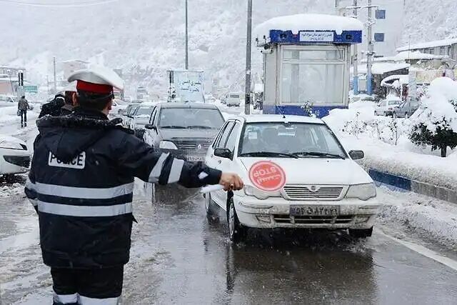 برخورد پلیس با رانندگان بدون زنجیر چرخ در محورهای کوهستانی 