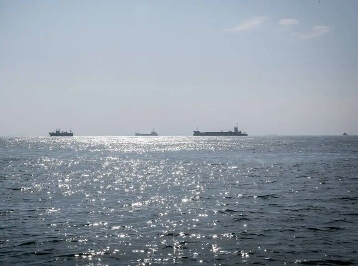 انفجار نزدیک یک کشتی در شرق بندر عدن یمن انفجار نزدیک یک کشتی در شرق بندر عدن یمن