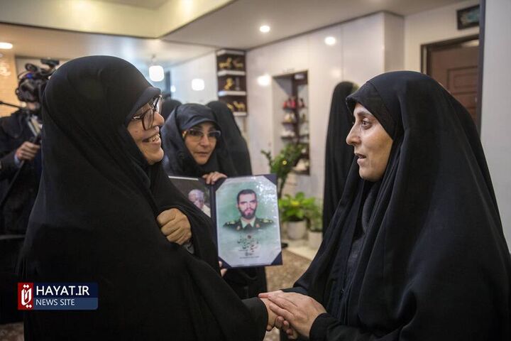 خانواده شهدا به دیدار مادر شهید فائزه رحیمی رفتند + فیلم خانواده شهدا به دیدار مادر شهید فائزه رحیمی رفتند + فیلم