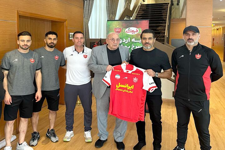 حضور حشمت مهاجرانی در اردوی پرسپولیس حضور حشمت مهاجرانی در اردوی پرسپولیس