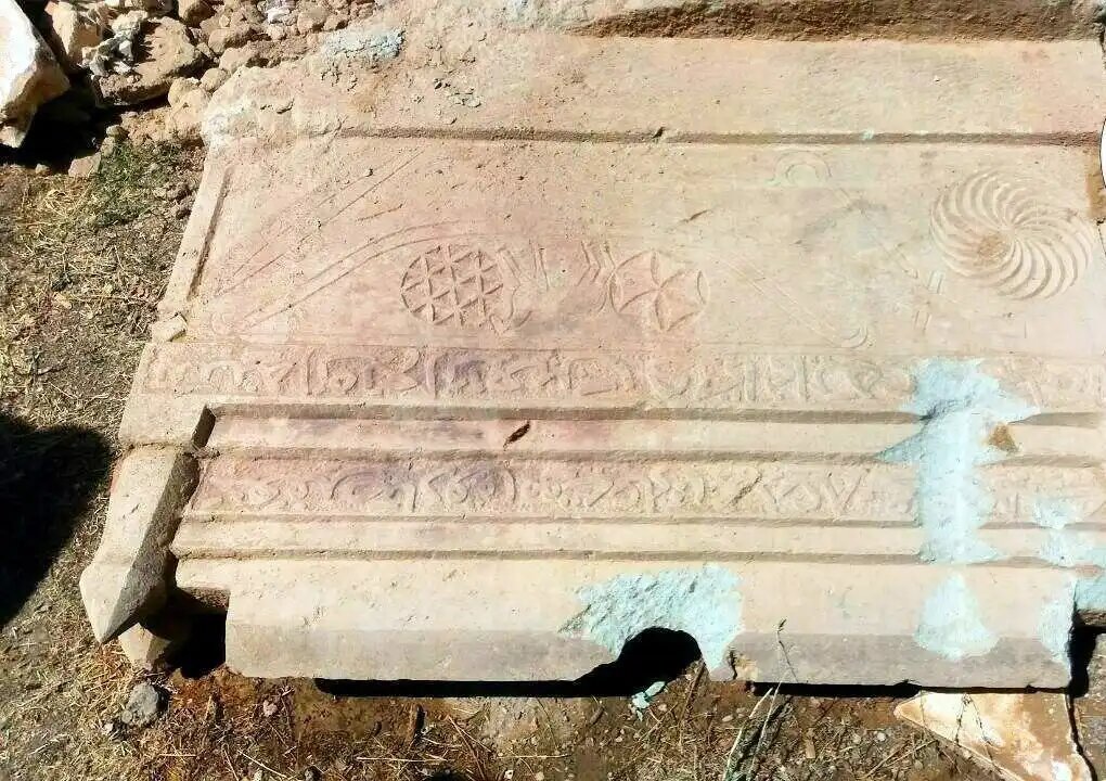 کشف کتیبه‌ ۷۷۲ ساله‌ از امام‌زاده سیدان اسدآباد