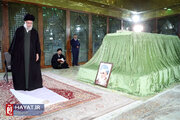 تصاویر/ حضور رهبر انقلاب در حرم امام خمینی (ره)