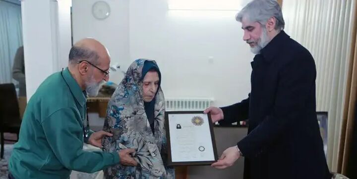 نشان درجه یک هنری به سیمیندخت وحیدی اهدا شد نشان درجه یک هنری به سیمیندخت وحیدی اهدا شد