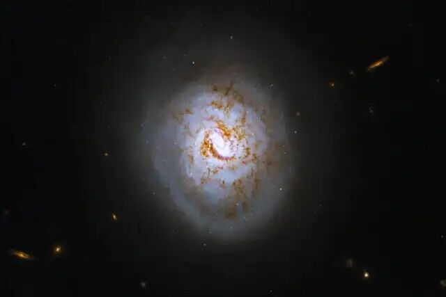 عکس «تلسکوپ فضایی هابل» از یک توپ بیسبال در دل فضا! عکس «تلسکوپ فضایی هابل» از یک توپ بیسبال در دل فضا!