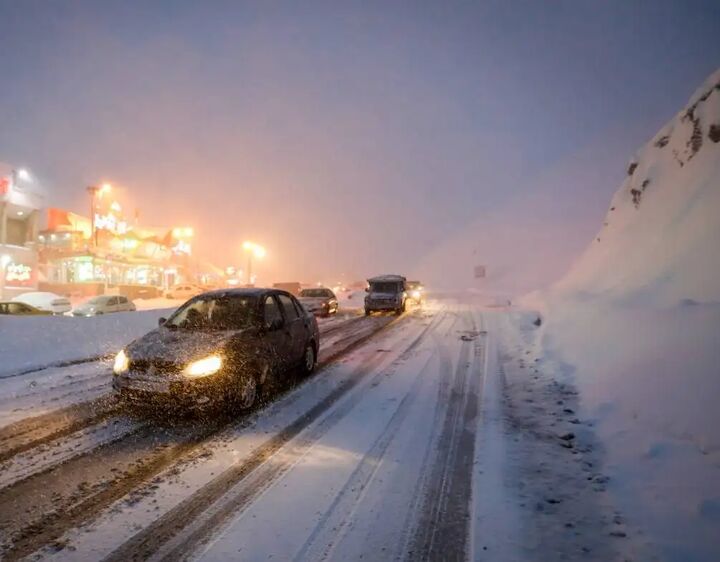 جاده کرج - چالوس و آزاد راه تهران - شمال برفی و لغزنده است جاده کرج - چالوس و آزاد راه تهران - شمال برفی و لغزنده است