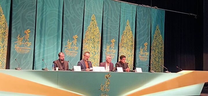 یاد داریوش مهرجویی نشست خبری «دو روز دیرتر» را با یک دقیقه سکوت برگزار کرد یاد داریوش مهرجویی نشست خبری «دو روز دیرتر» را با یک دقیقه سکوت برگزار کرد