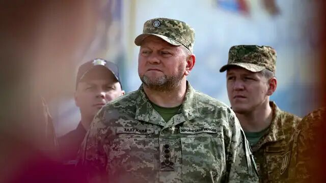 فرمانده ارشد اوکراین به زلنسکی درباره تلفات سنگین هشدار داد فرمانده ارشد اوکراین به زلنسکی درباره تلفات سنگین هشدار داد