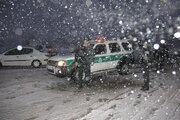 امدادرسانی پلیس به مسافران در جاده‌های برفی شمال