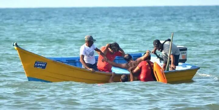 ۲ صیاد شهرستان تنگستان از غرق شدن در آبهای خلیج فارس نجات پیدا کردند ۲ صیاد شهرستان تنگستان از غرق شدن در آبهای خلیج فارس نجات پیدا کردند