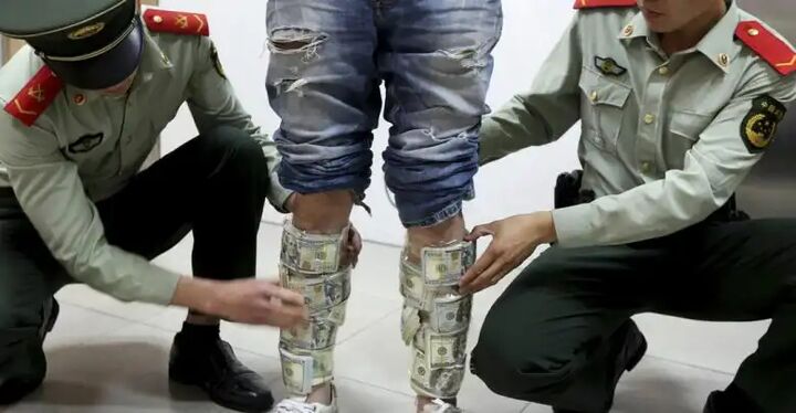 کشف و ضبط ۲۲۰ هزار دلار آمریکا در فرودگاه مشهد کشف و ضبط ۲۲۰ هزار دلار آمریکا در فرودگاه مشهد