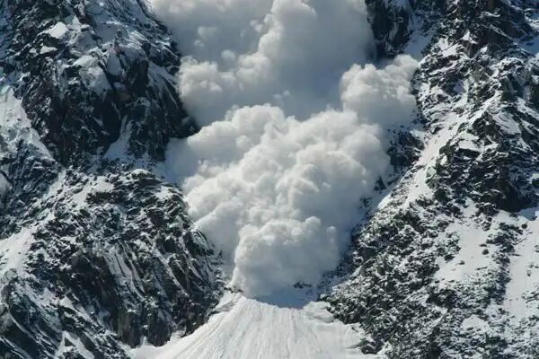 افزایش دما و خطر ریزش سنگ و  بهمن در جاده چالوس 