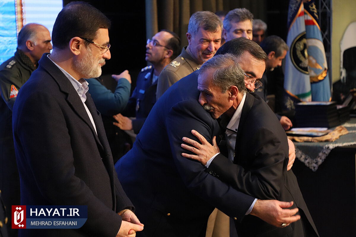 برگزاری مراسم اعطای نشان افتخار به همافران با حضور فرمانده کل ارتش و رئیس بنیاد شهید