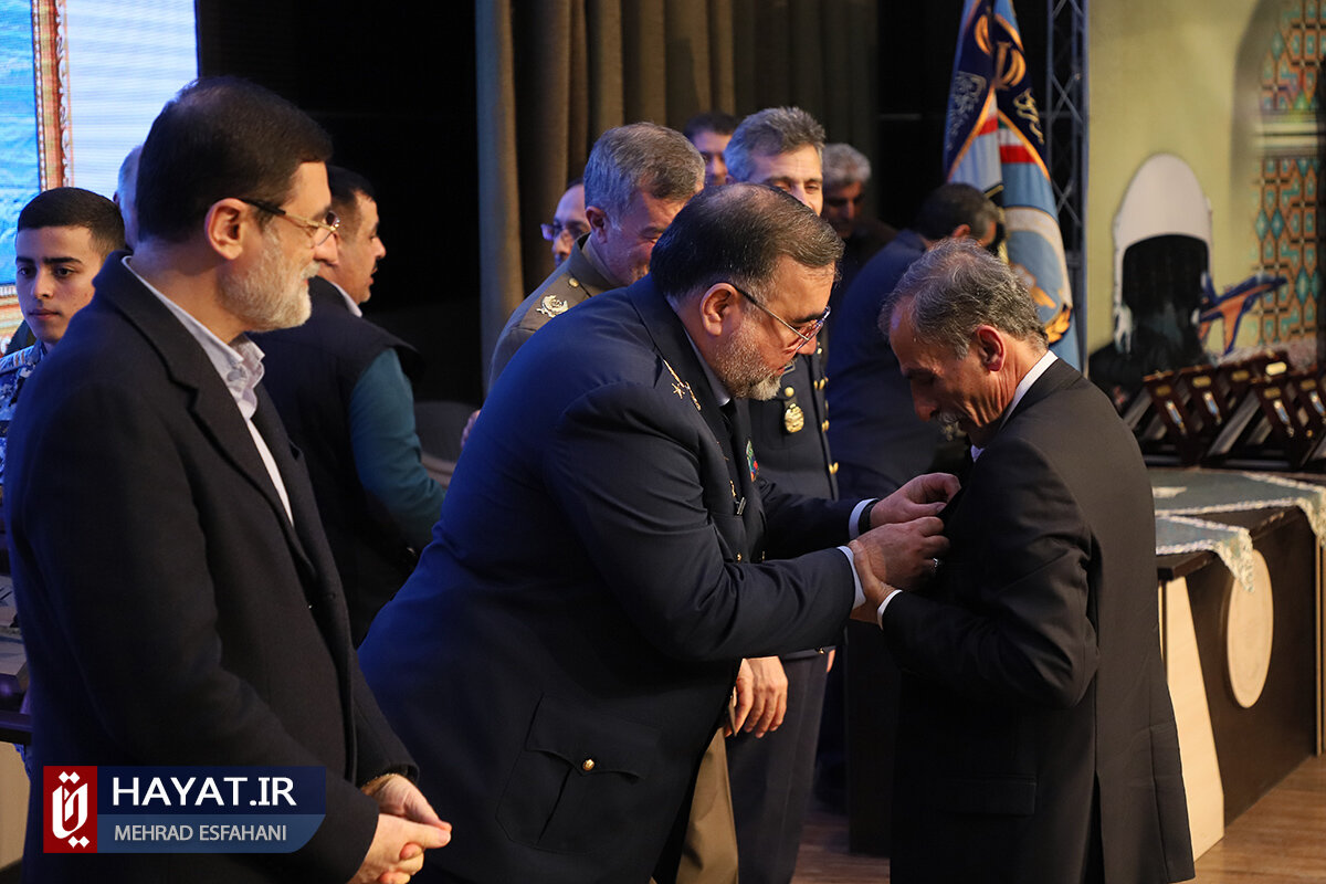 برگزاری مراسم اعطای نشان افتخار به همافران با حضور فرمانده کل ارتش و رئیس بنیاد شهید