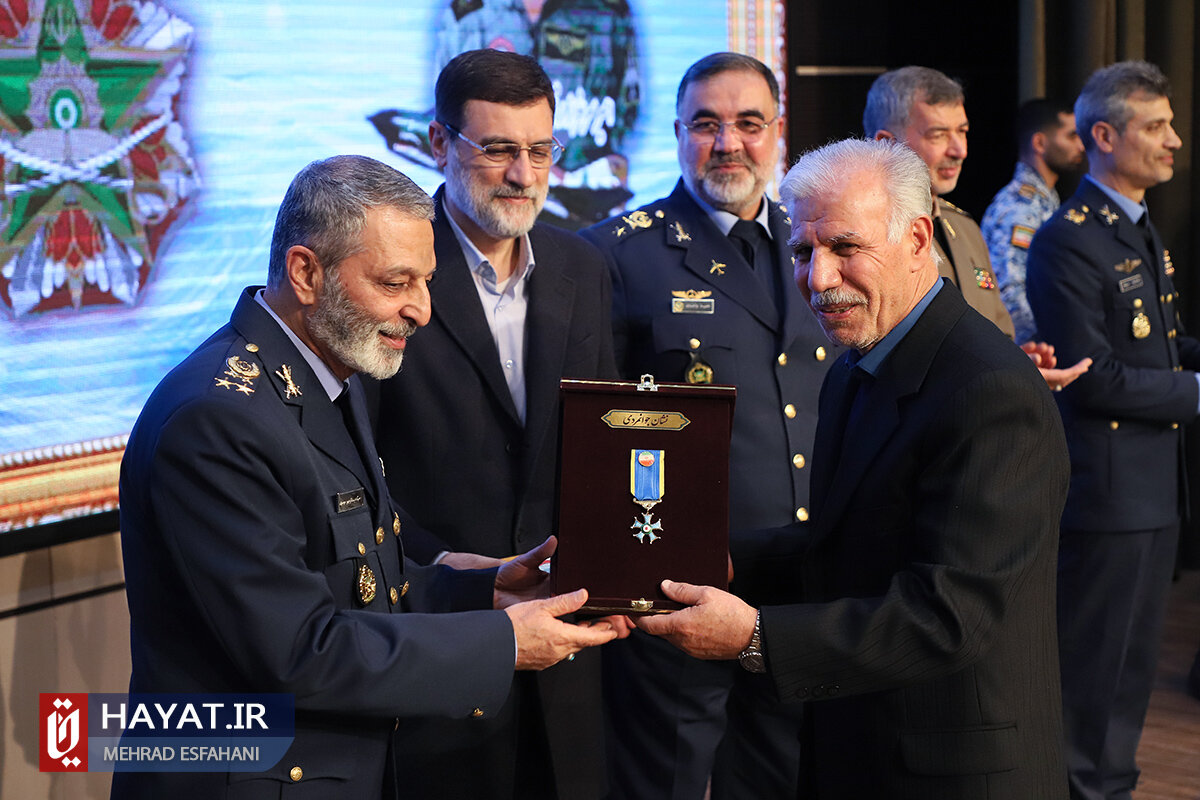 برگزاری مراسم اعطای نشان افتخار به همافران با حضور فرمانده کل ارتش و رئیس بنیاد شهید