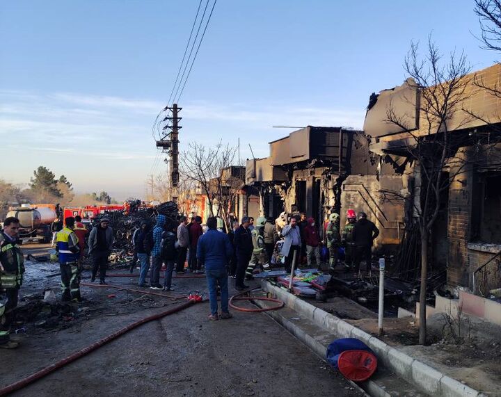 در پی حادثه آتشسوزی انبار پلاستیک خاورشهر ۲ نفر جان باختند در پی حادثه آتشسوزی انبار پلاستیک خاورشهر ۲ نفر جان باختند