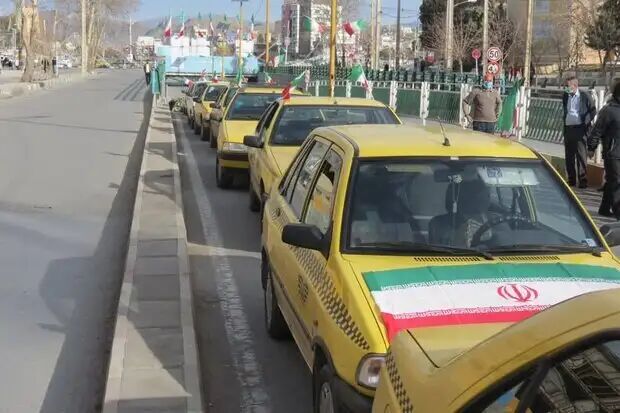 نصب ۲۰ هزار پرچم روی تاکسیهای تهران به مناسبت پیروزی انقلاب اسلامی نصب ۲۰ هزار پرچم روی تاکسیهای تهران به مناسبت پیروزی انقلاب اسلامی