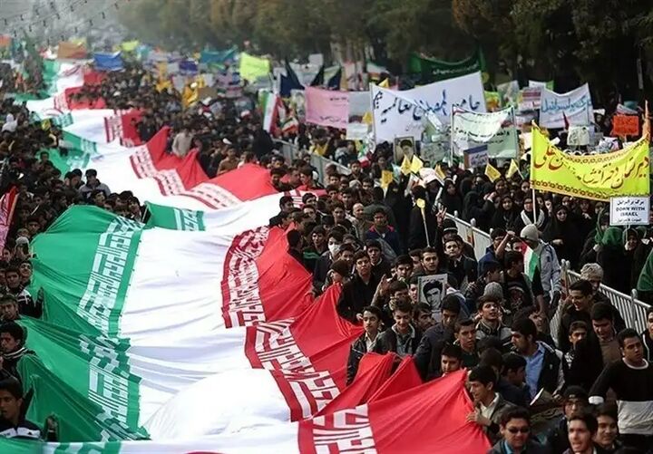 رفت و روب مسیر راهپیمایی ۲۲ بهمن بعد از پایان مراسم