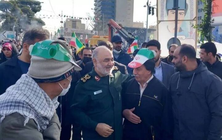 حضور فرمانده کل سپاه در جمع راهپیمایان ۲۲ بهمن حضور فرمانده کل سپاه در جمع راهپیمایان ۲۲ بهمن