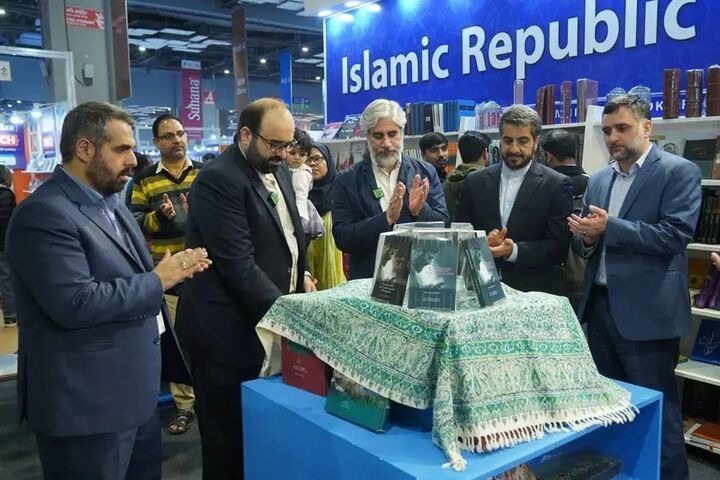 آیین رونمایی از نسخه اردو و بنگالی کتاب «خون دلی که لعل شد» آیین رونمایی از نسخه اردو و بنگالی کتاب «خون دلی که لعل شد»