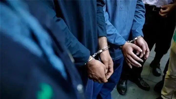 بازداشت مردی با چندین کیلوگرم شیشه و تریاک در خیابان بازداشت مردی با چندین کیلوگرم شیشه و تریاک در خیابان